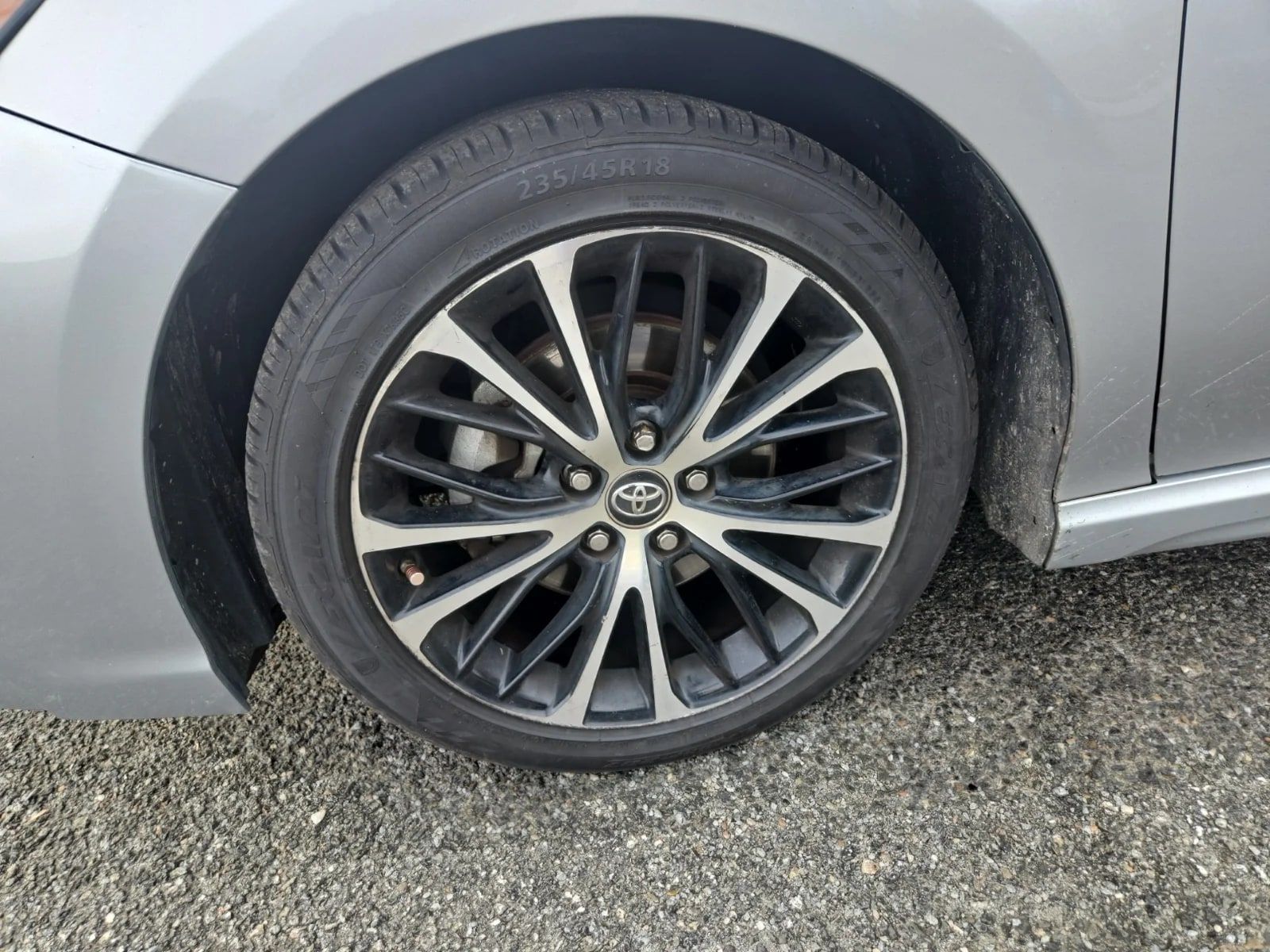 2018 Toyota Camry SE — photo 2 of 32